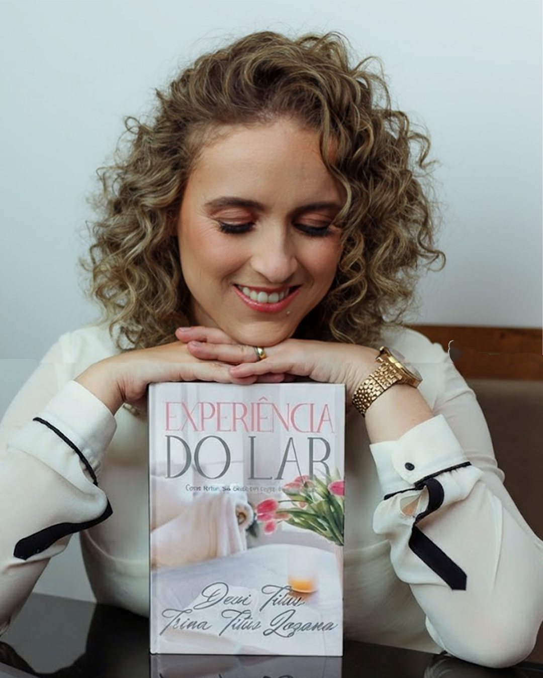 Janine Silva com o livro Experiência do Lar