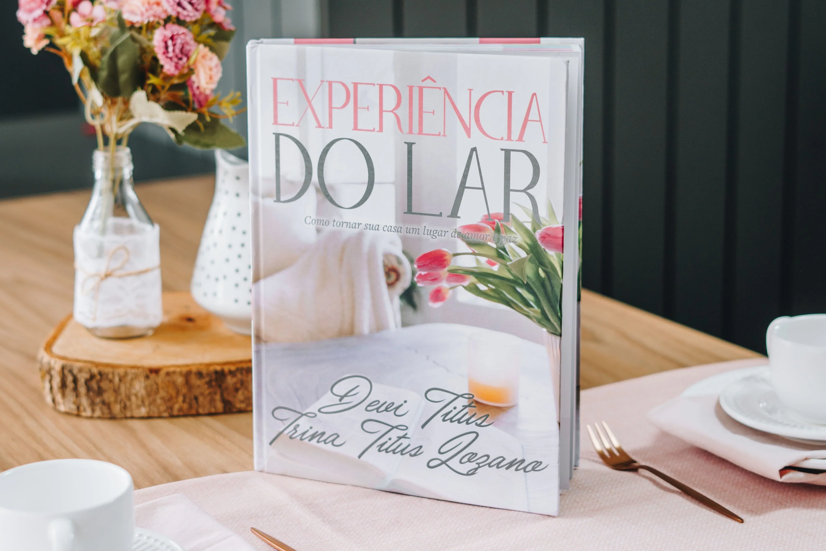 Livro Experiência do Lar, de Devi Titus e Trina Titus Lozano